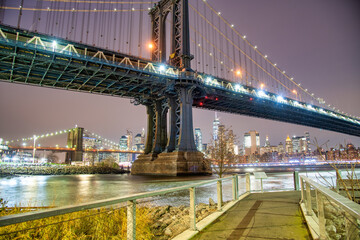 Obraz premium Amazing night view of Manhattan Bridge with city skyline