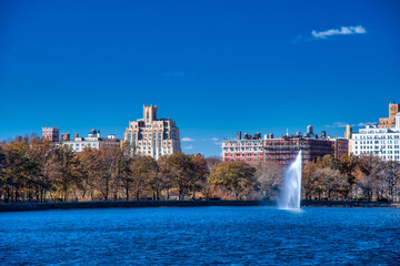 Obraz premium Manhattan skyline on a winter day from Central Park Lake, New York City