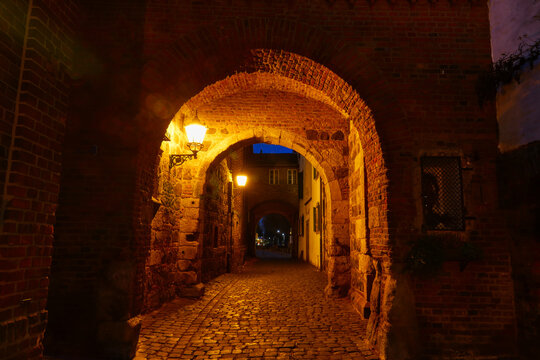 Historisches Stadttor in der Altstadt von Zons bei Nacht