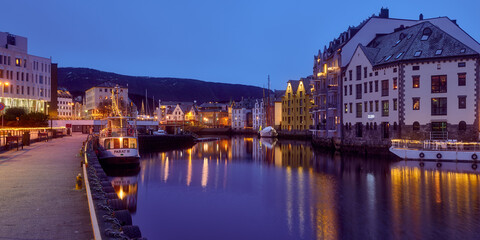 Fototapeta premium city with lights at dawn by the water
