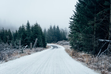 Winterstraße führt durch den Harz