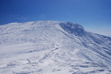 雪と氷に覆われた真冬の蔵王熊野岳