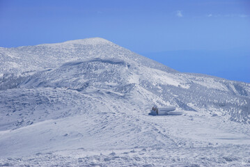 Fototapeta na wymiar 雪と氷に覆われた真冬の蔵王刈田岳とレストハウス
