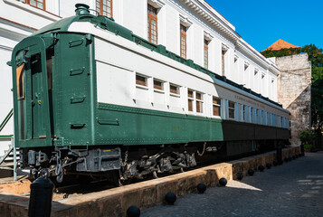 Obraz premium Historischer Bahnwaggon in der Altstadt von Havanna