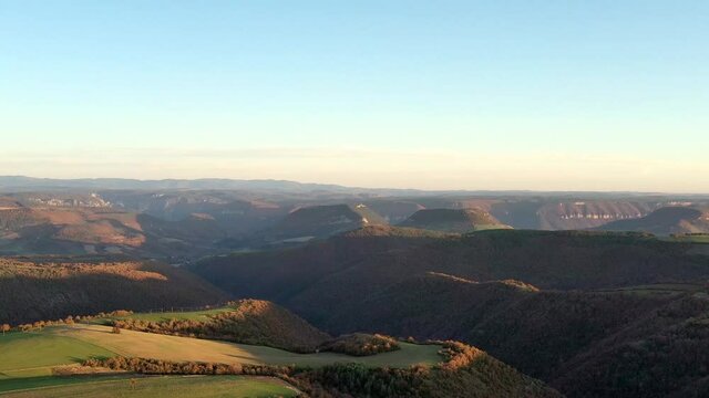 survol du plateau du Larzac en Automne 