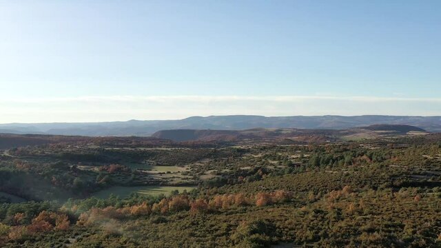survol du plateau du Larzac en Automne 