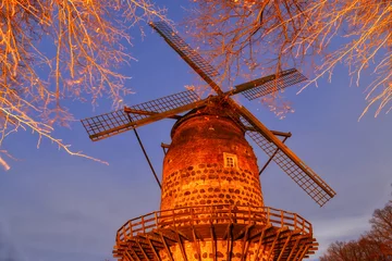 Poster Historische Windmühle in der Zollfeste Zons bei Nacht © hespasoft