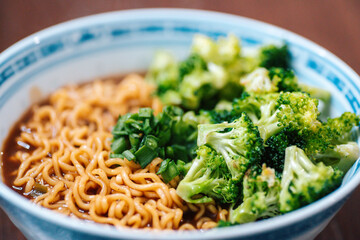 BROCCOLI CURRY RAMEN