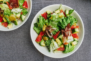 Salade verte au pamplemousse avocat et jambon cru - Salade composée pour la santé