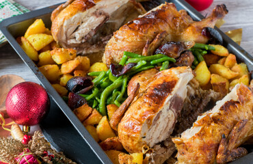 Weihnachtsessen halbe Hähnchen mit grünen Bohnen und Bratkartoffeln