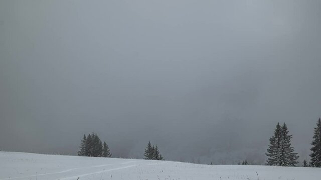 Zeitraffer Winterpanorama des Tannheimer Tal teilweise verdeckt von Wolken vom Wannenlift aus gesehen