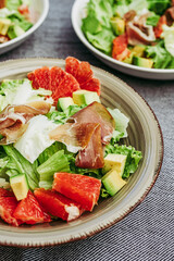 Salade verte au pamplemousse avocat et jambon cru - Salade composée pour la santé