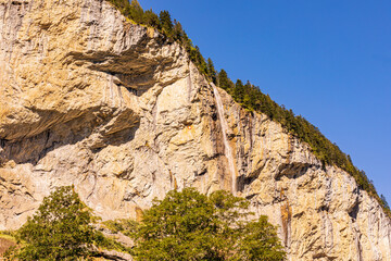Wasserfall auf einer Felswand in Lauterbrunnen in der Schweiz