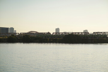 淀川に架かる赤川鉄橋を渡る機動列車