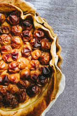 Tarte aux abricots frais fait maison dans un plat posé sur la table