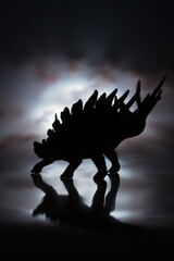 Silhouette de dinosaures au coucher de soleil. Concept figurines.