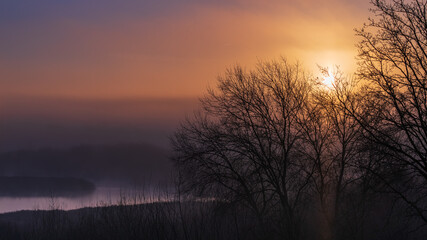 Obraz na płótnie Canvas Farbenfroher Sonnenaufgang im Nebel