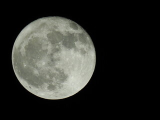 夜空に浮かぶ満月