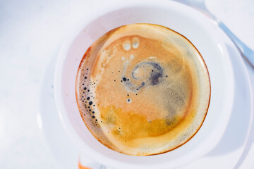 Close up sur la mousse d'un café expresso dans une tasse blanche - Arrière plan texture