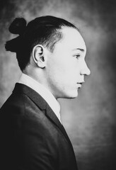 Männerportrait im Anzug Schwarz Weiß