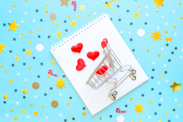 mockup, notepad on isolated blue background decorated with decorative red hearts elements valentines day shopping theme