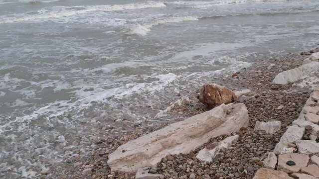 Maltempo sulla costa con onde alte e vento forte