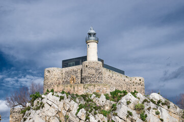 Fototapeta na wymiar Faro fortaleza de Castro Urdiales en el mar Cantábrico