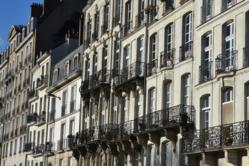 façades de Nantes, les immeubles  dont les fondations reposent sur des bancs de sables sont penchées. France. 