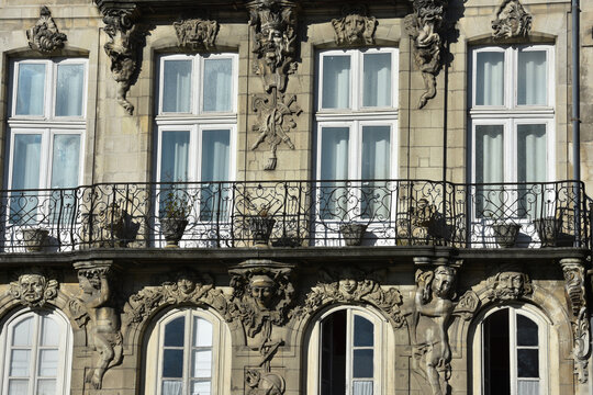 Fa&ccedil;ade de Nantes, d&eacute;tails avec mascarons. France. 