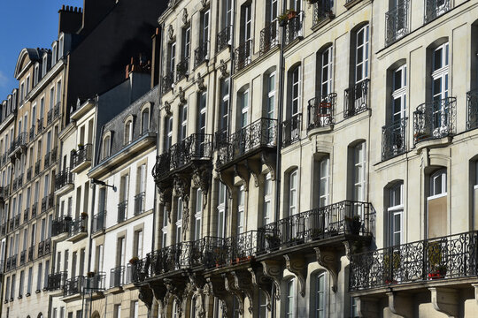 fa&ccedil;ades de Nantes, les immeubles  dont les fondations reposent sur des bancs de sables sont pench&eacute;es. France. 