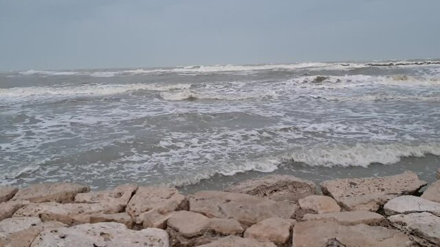 Maltempo sulla costa con onde alte e vento forte