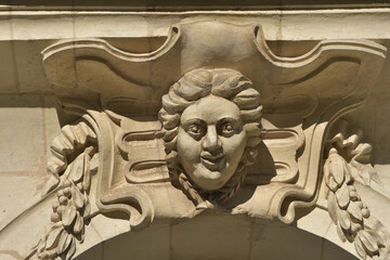 Mascaron sur l'ile Feydeau à Nantes. Tête de femme. 