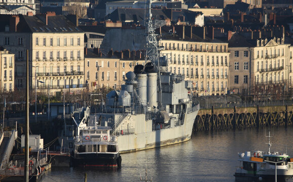 Fototapeta Longue focale du Maillé Brézé (bateau militaire) au petit matin , Nantes. France