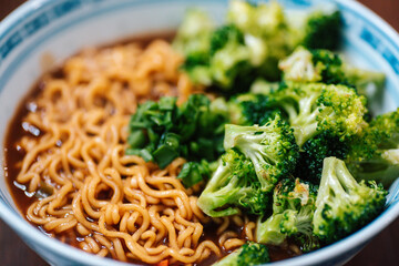 BROCCOLI CURRY RAMEN