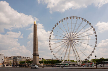  The Paris wheel on the Place de la Concorde. By area moving vehicles and pedestrians