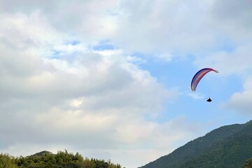 空と山とパラグライダー
