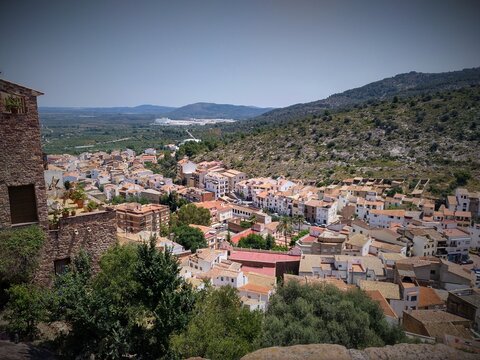 Vista de Vilafam&eacute;s desde lo alto del castillo