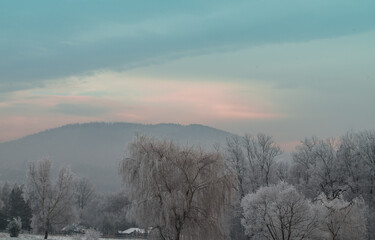 Obraz na płótnie Canvas zimowa sceneria gór i niezwykłe niebo