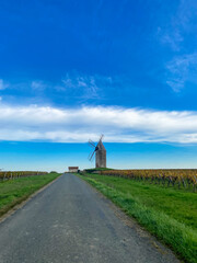 Moulin au bord d'une route en Gironde