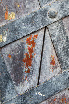 Fragment starych drzwi z drewna i metalu z rdzą