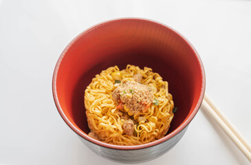 お椀の中のインスタント麺