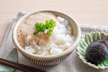 麦ごはんにのせた味噌仕立てのとろろ