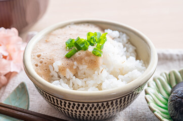 麦ごはんにのせた味噌仕立てのとろろ