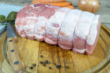 rôti de porc cru sur une planche à découper