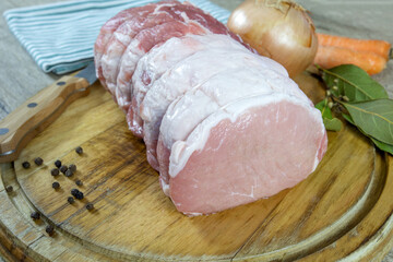 rôti de porc cru sur une planche à découper