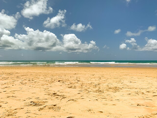PRAIA MAR AREIA OCEANO AMAREO NUVENS BRANCO OCEANO
