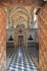 Obraz premium Portone intarsiato della cappella di palazzo rinascimentale 