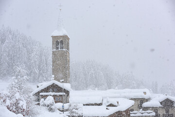 paese di montagna campanile trentino alpi nevicata grande nevicata freddo inverno 