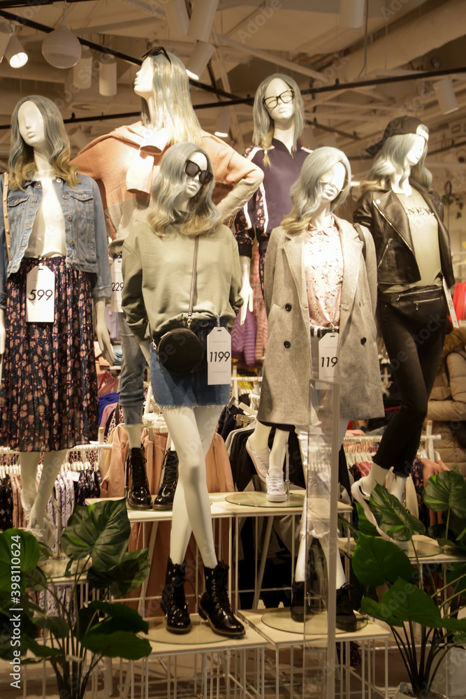 Wall mural Female mannequins dressed in luxury and fashionable clothing. Modern women boutique in shopping mall.