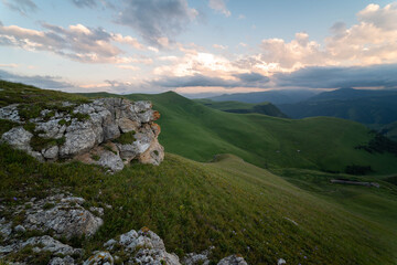 Naklejka premium Beautiful clouds in the mountains dawn